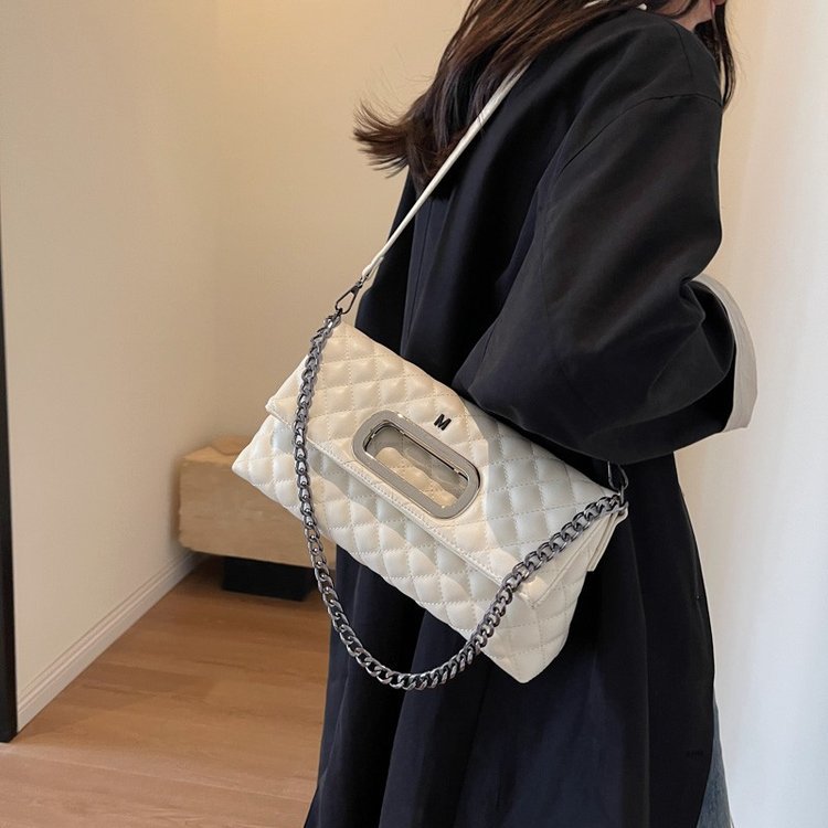 Kleine luxuriöse Klapp-Ohrtasche für Damen 2024 neue Mode-Umhängetasche hochwertige Unterarmtasche mit Diamantkette_voghion.com