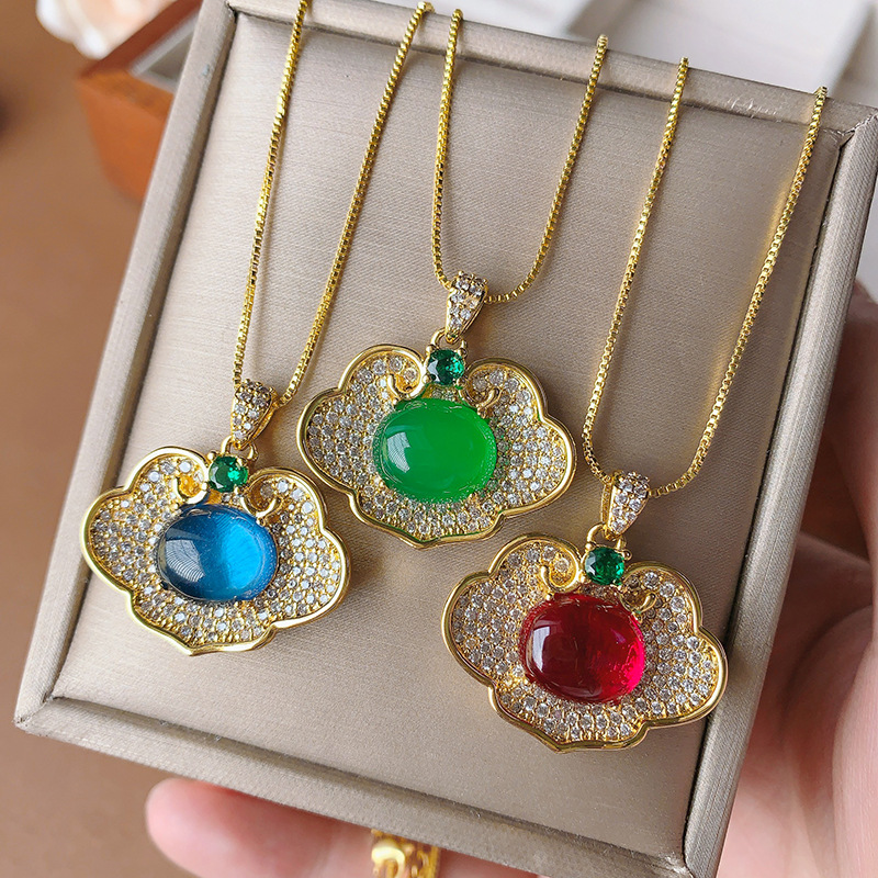 El nuevo collar colgante de oro de corindón rojo de imitación fluorescente con fondo de cobre de la joyería Zhuang Shengsheng 10*12