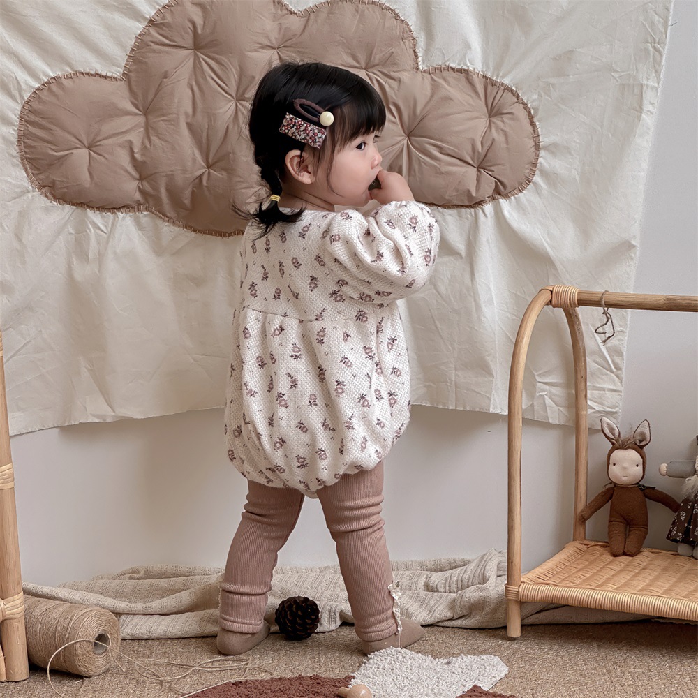 Ropa de bebé, modelos de otoño e invierno, mameluco triangular de manga larga, mono floral dulce, bebé femenino de estilo occidental más abrigo de terciopelo