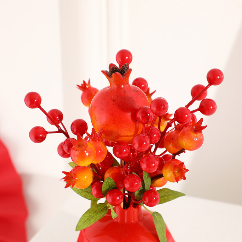 ザクロの装飾のプラスチックの花瓶をシミュレーションします。新年の家の装飾は金を出します。|undefined