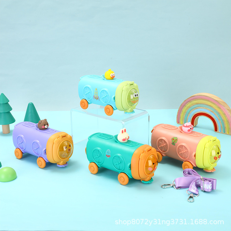 Botellas de agua de plástico para niños con diseño de pequeños trenes y automóviles, estilo Kawai, para estudiantes y deportes, incluye correa, venta al por mayor de fábrica.