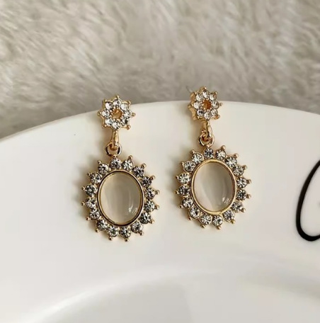 Mosquito bobina clip de oreja sin oreja de alto grado de luz pendientes de perlas de lujo pendientes retro de las mujeres pendientes de metal elegante