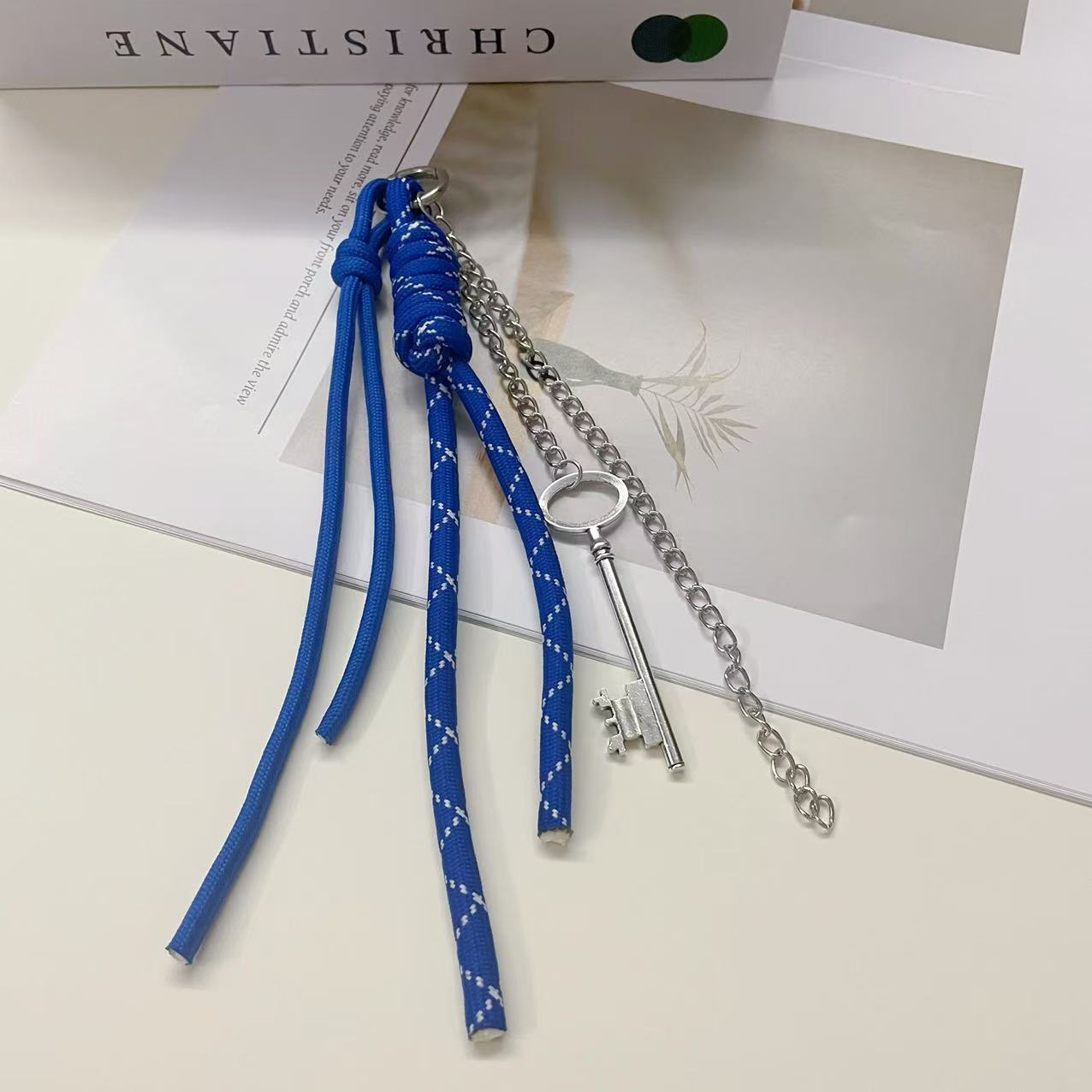 파란색 점프 포인트 로프와 열쇠