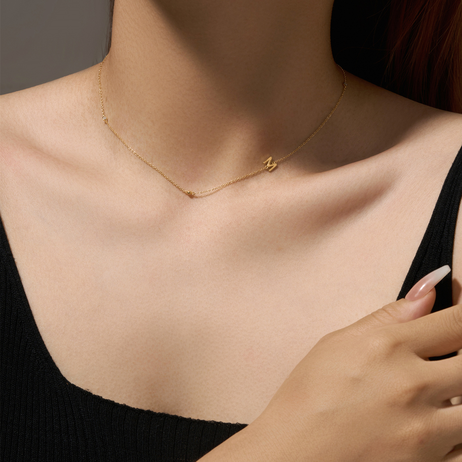 Collar con el alfabeto inglés de 26 letras para mujer, plata de ley S925, cadena de clavícula elegante y brillante, joyería nueva y popular en stock, venta al por mayor