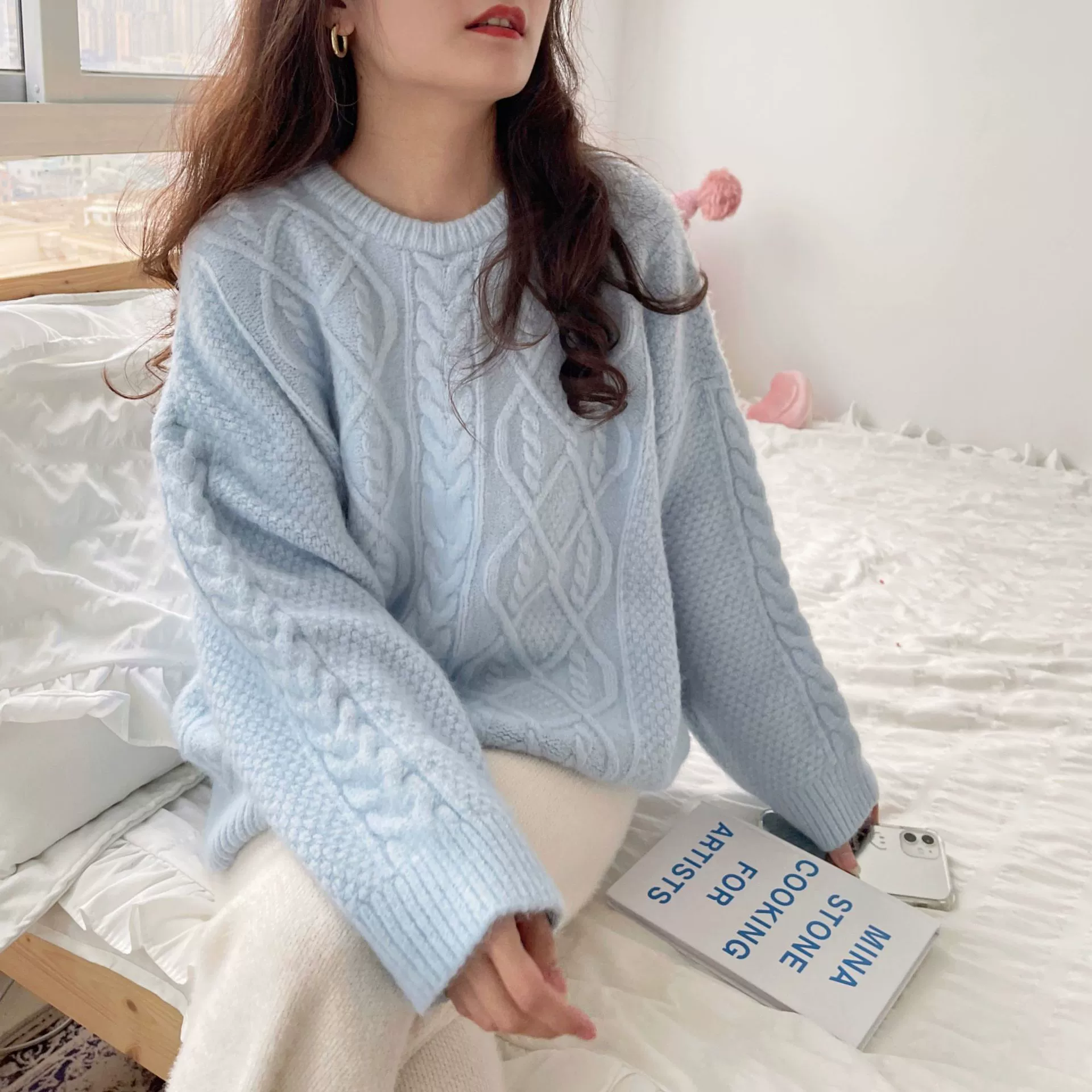Женский трикотажный пуловер молочно-голубого цвета, осень-зима 2025, новый стиль, свободный крой, мягкий, вощеный трикотаж