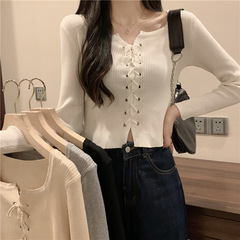 早秋の方襟のバンドのデザイン感の薄い長袖のtシャツの女性の甘いギャルの洋風の中で底のニットの上着を掛けます。