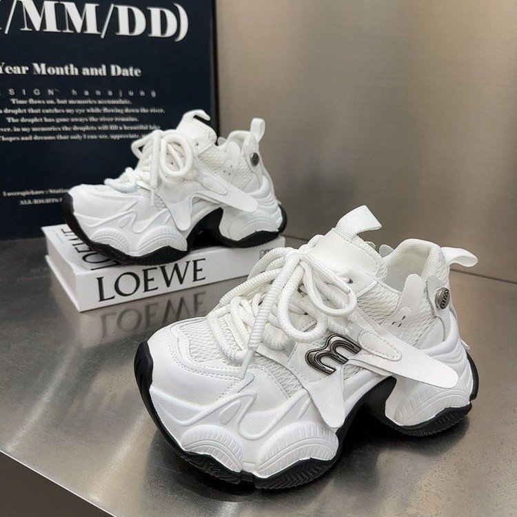 Productos europeos pequeños aumentan la altura de los zapatos de suela gruesa de verano 2026 nuevas zapatillas de deporte transpirables casuales transpirables