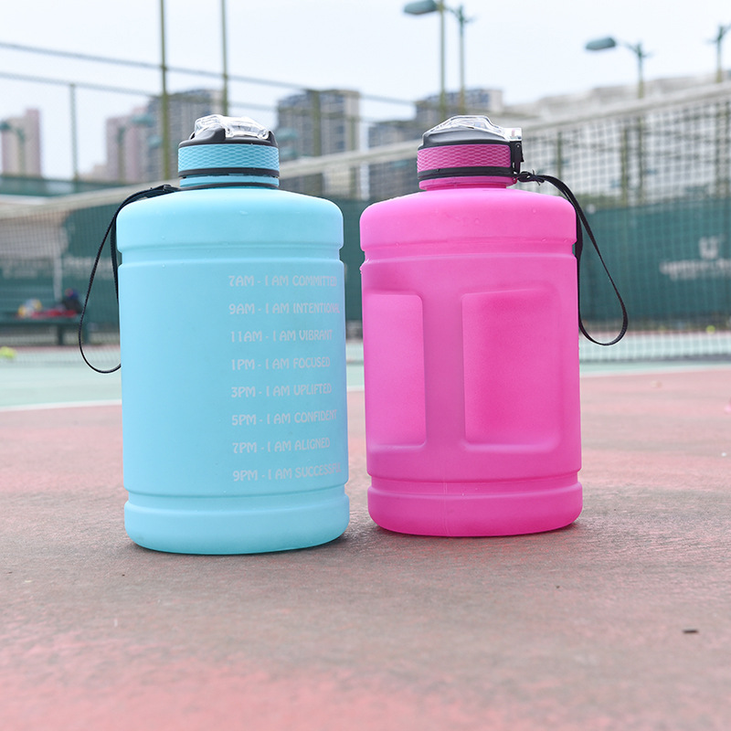 Capacidad transfronteriza deportes cubo taza portátil fitness más tamaño botella de agua con paja de plástico gradiente de color