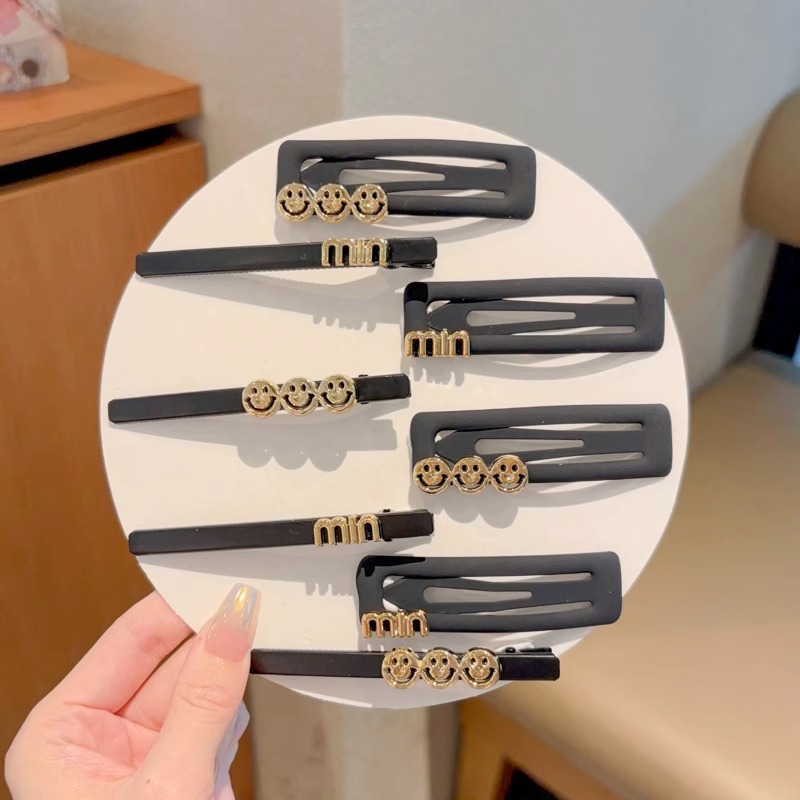 Clip de boca de pato sin huellas en el lado de las letras frises cortas para el cabello de mujeres versátiles simple y de alto nivel sensación de una palabra clip de cabello tocado