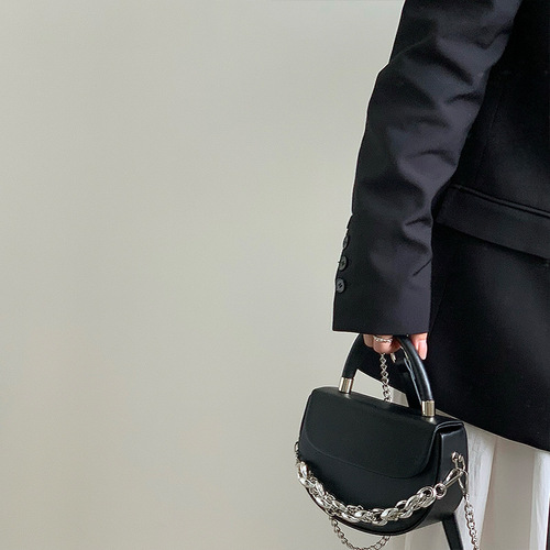 2024 summer new style clamshell saddle bag for women, niche design, stylish chain bag, crossbody small square bag for women