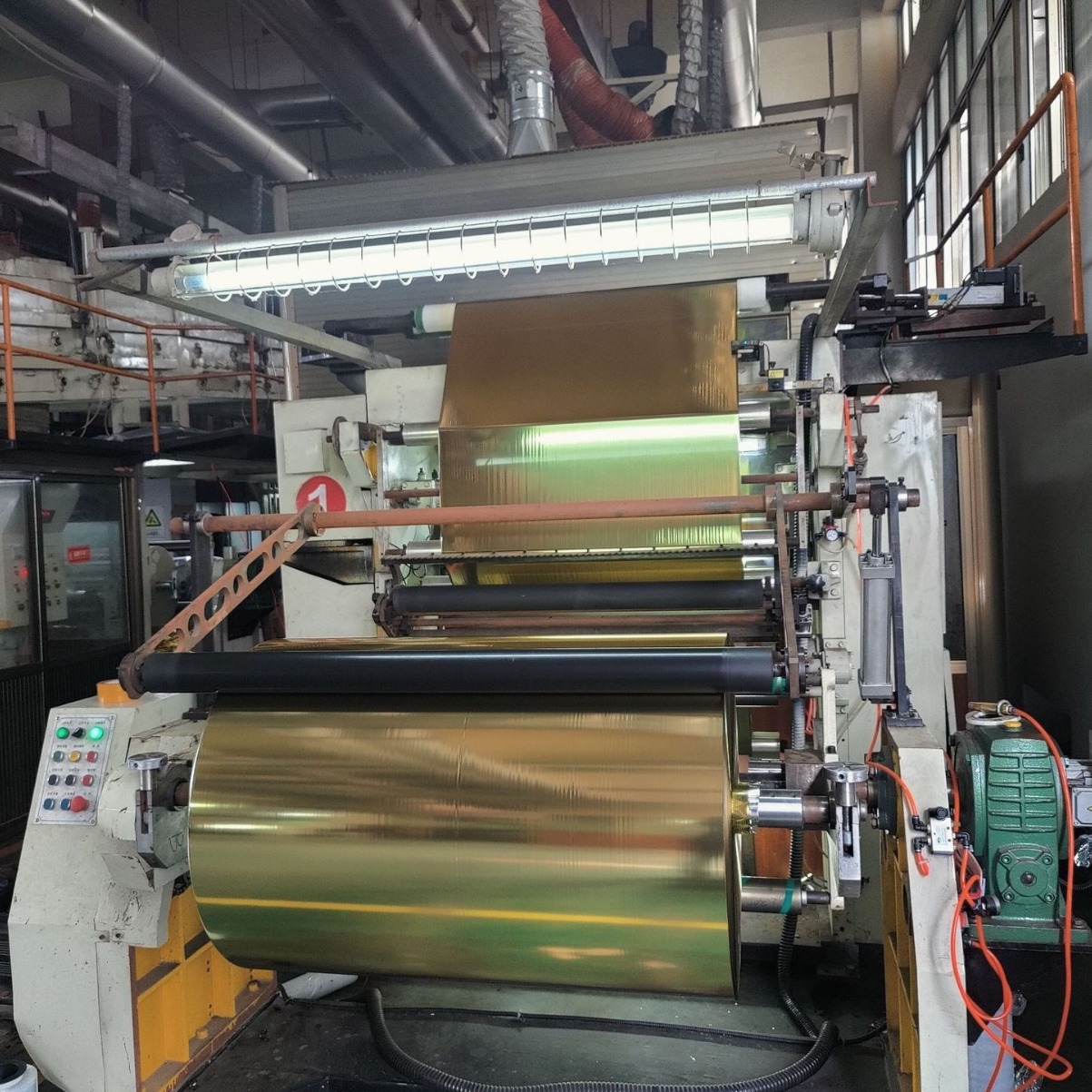 1.2丝染金紫罗兰双面亮PET白色透明纸5μ和2丝梅红镀铝箔纸膜