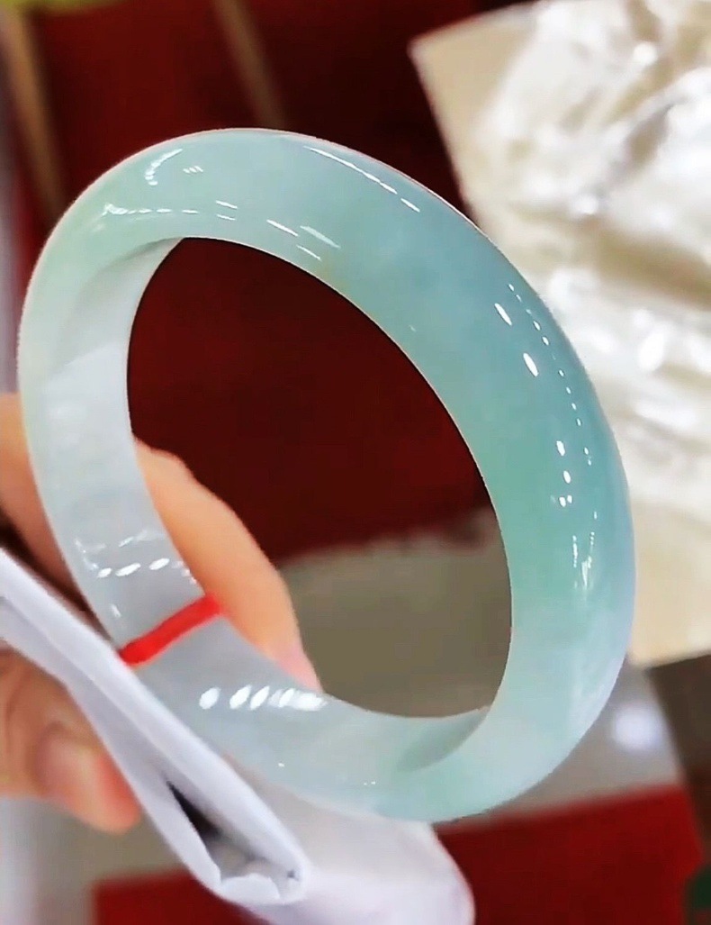 Vòng tay ngọc bích tự nhiên Miến Điện loại A băng xanh nhạt cao cấp chi tiết 3