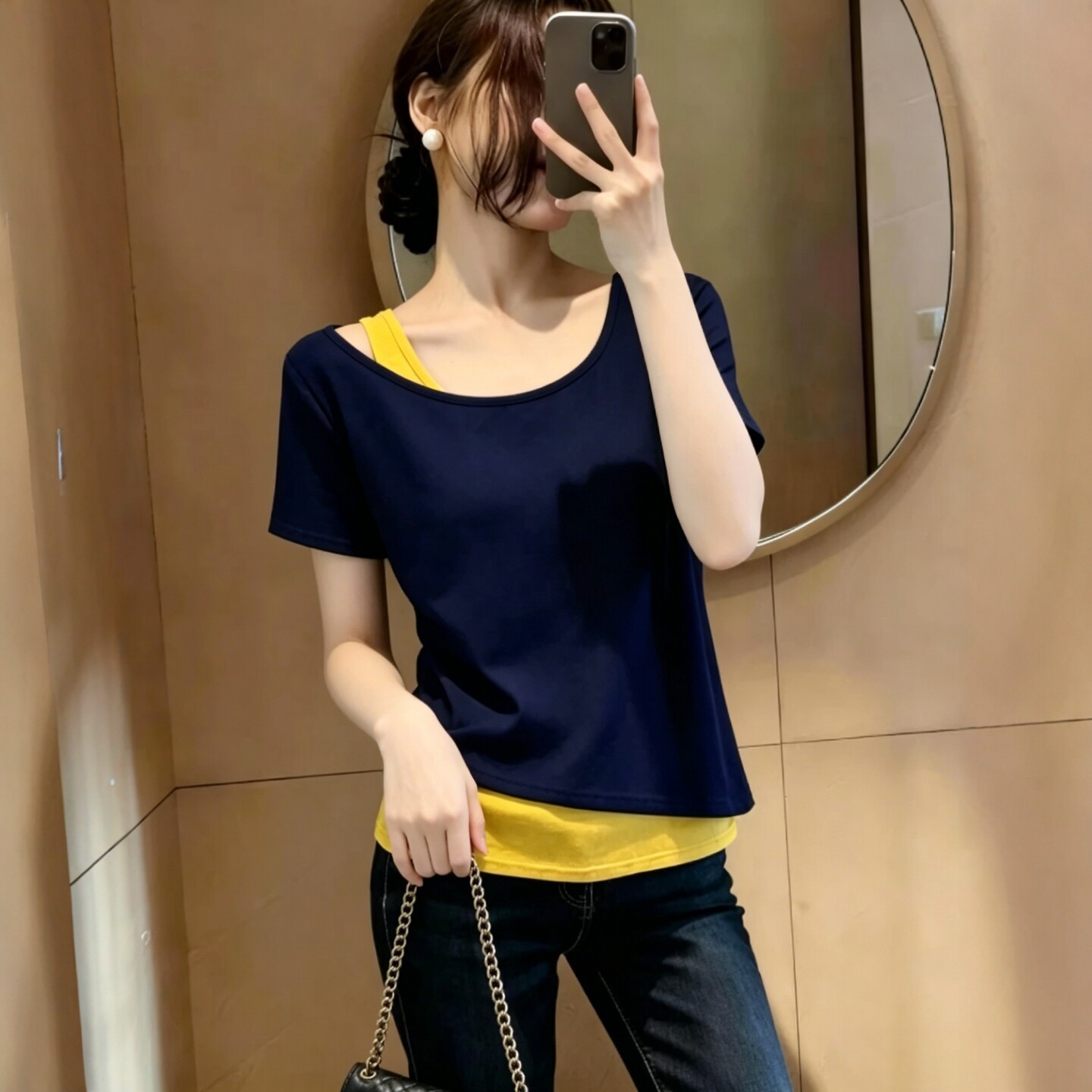 Áo thun nữ tay ngắn cổ tròn phối hai lớp lệch vai, xếp ly eo ôm — Đen đánh vần trắng chi tiết 3