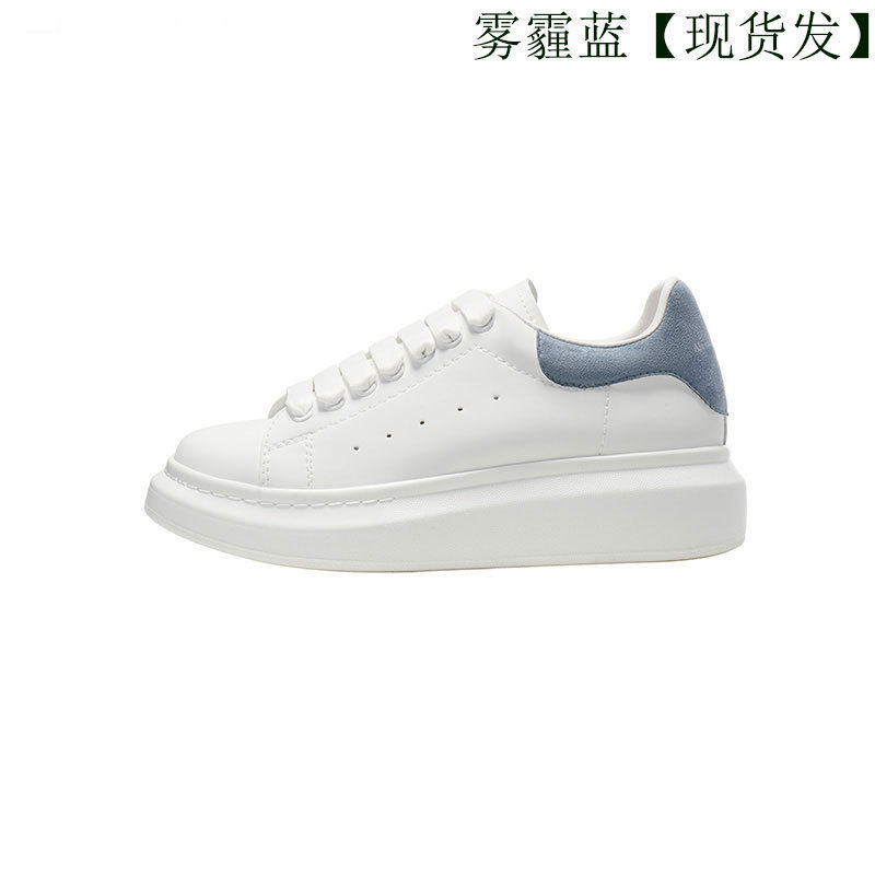 Alta versión McQueen zapatos blancos de suela gruesa mujer 2025 nuevo estilo de cuero salvaje con aumento interior pareja zapatos casuales zapatos de mujer