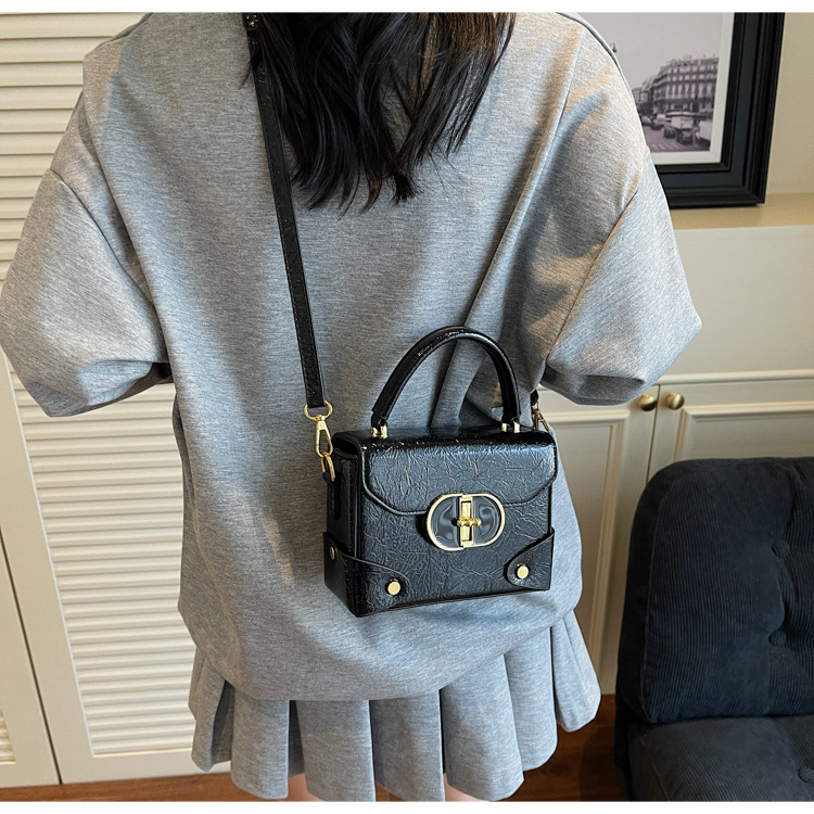 This year, the trendy square box bag for women in 2025 is a new, fashionable, versatile and high-quality single-shoulder crossbody bag undefined