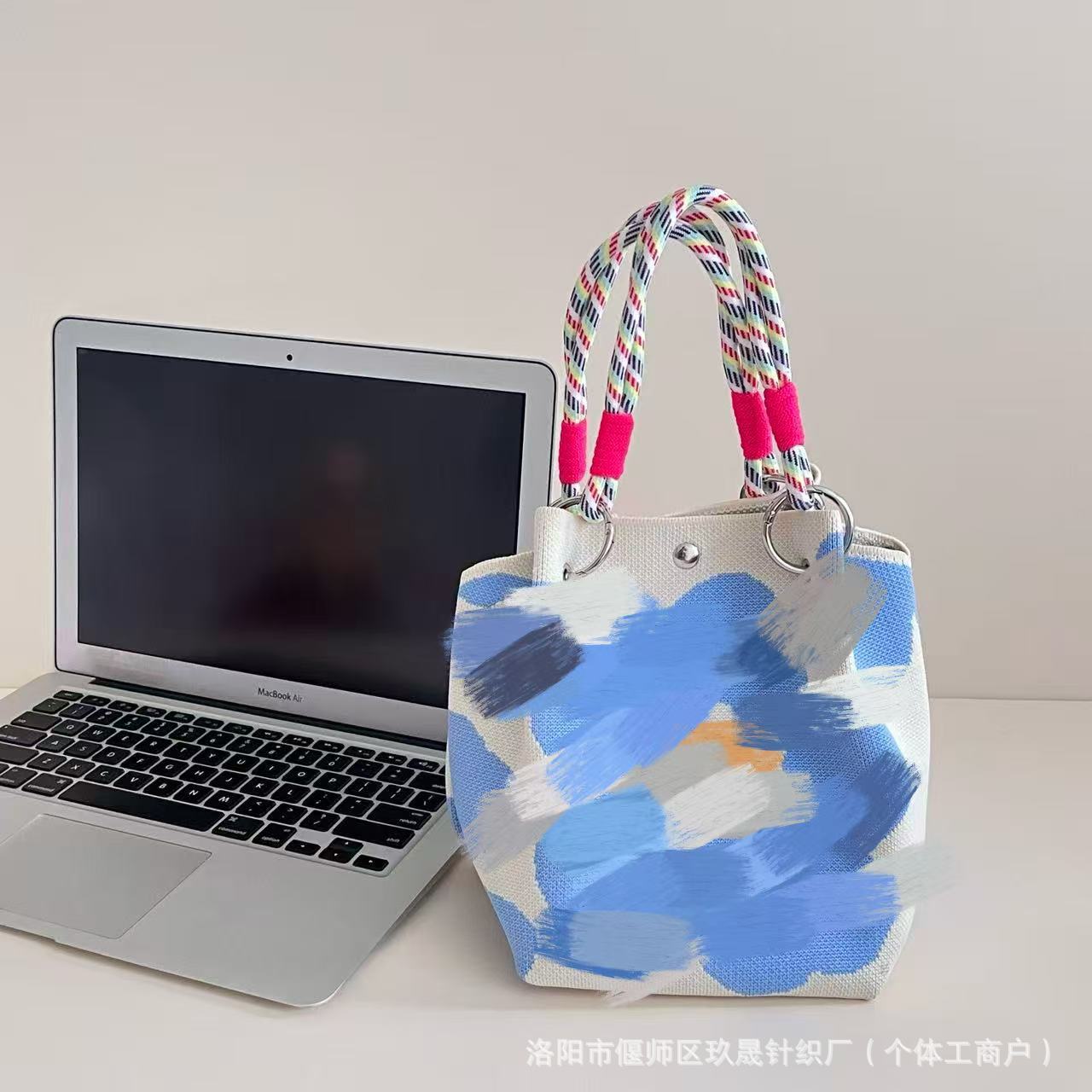 2026 primavera y verano nuevo bolso de cubo de pintura creativo portátil gran espacio de aire de dopamina alta sensación mochila