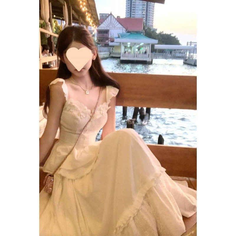 Летний французский комплект из топа с рукавами-крылышками в стиле Хепберн и юбки с высокой талией для стройнящего эффекта