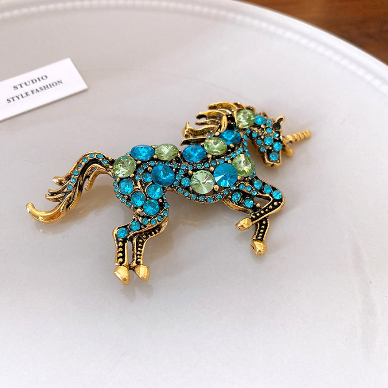Broche vintage medieval temperamento retro flores de abejas de caballo de corte europea y americana lujo ligero joyas de alta calidad