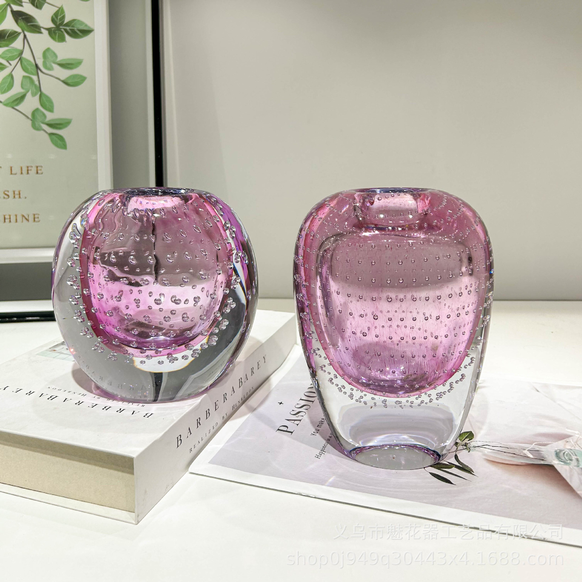 軽奢なピンク色のガラス花瓶、リビングのフラワーアレンジメント、ダイニングテーブル、玄関、重厚な装飾、水耕栽培の花器、ホリデーギフト