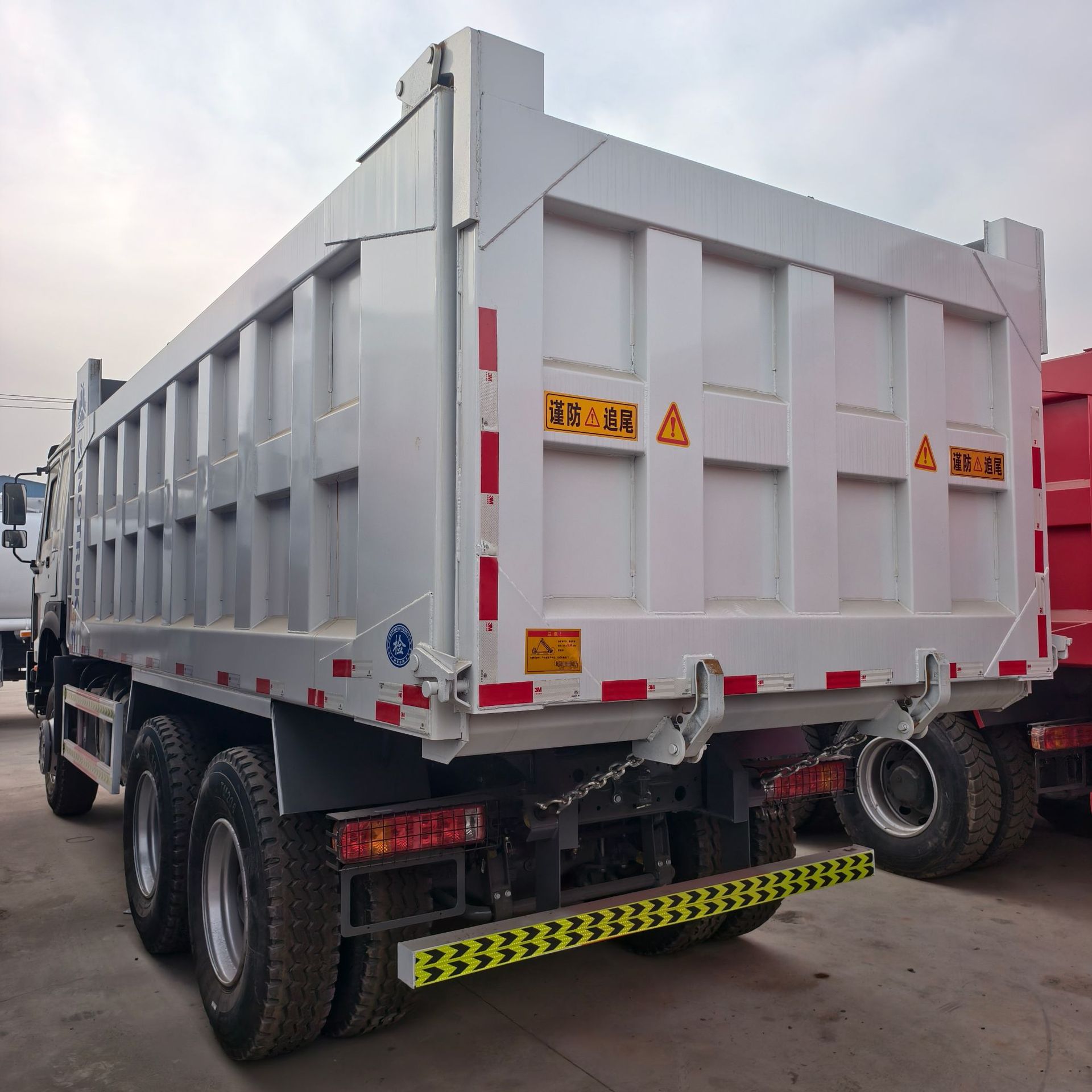 Cross-Border Export of African 10-Wheel Dump Truck 6×4 8×4 Dump Truck with Three Major Pumps 371/380 Horsepower