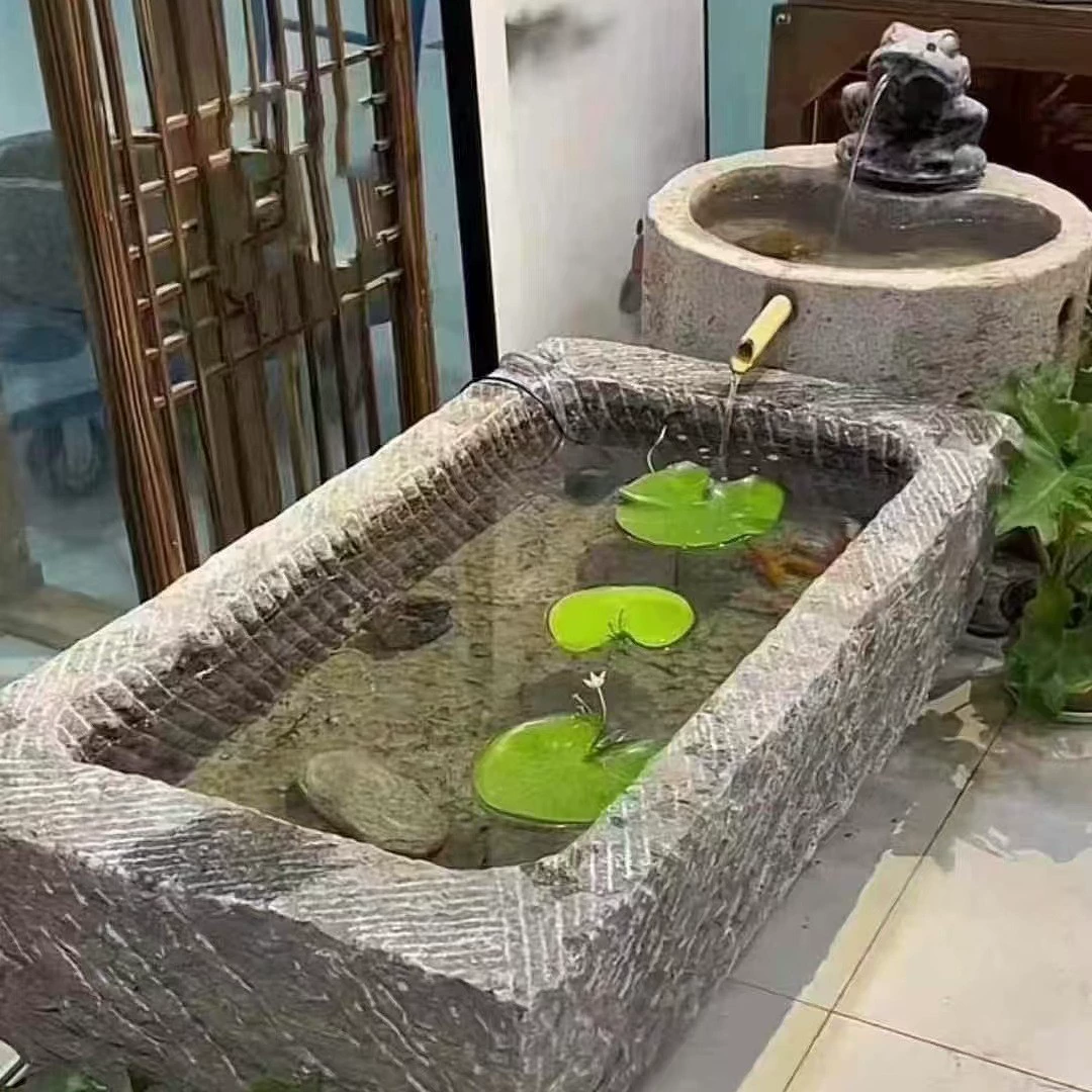 Старый каменный желоб аквариум и каменный желоб комбинированная фотосъемка с проточной водой