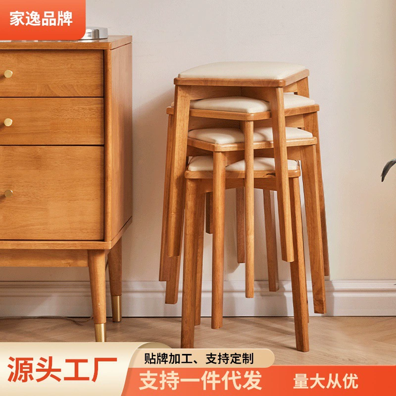 Столовые табуреты из цельного дерева могут быть сложены на мягкие стулья