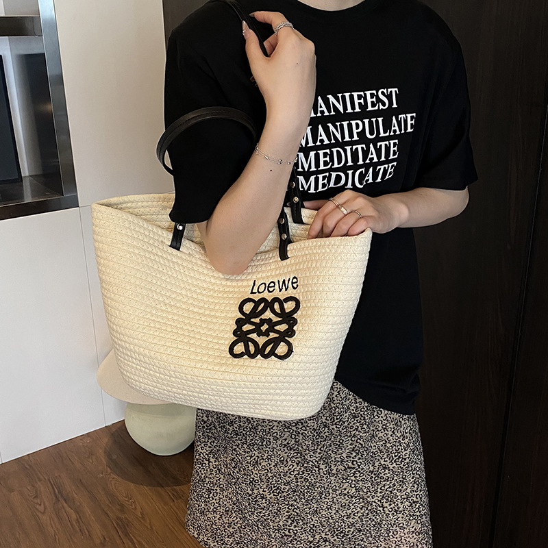 Bolso tejido femenino de gran capacidad 2025 verano nuevo bolso de playa de vacaciones junto al mar estilo de viaje bolso tejido de paja portátil