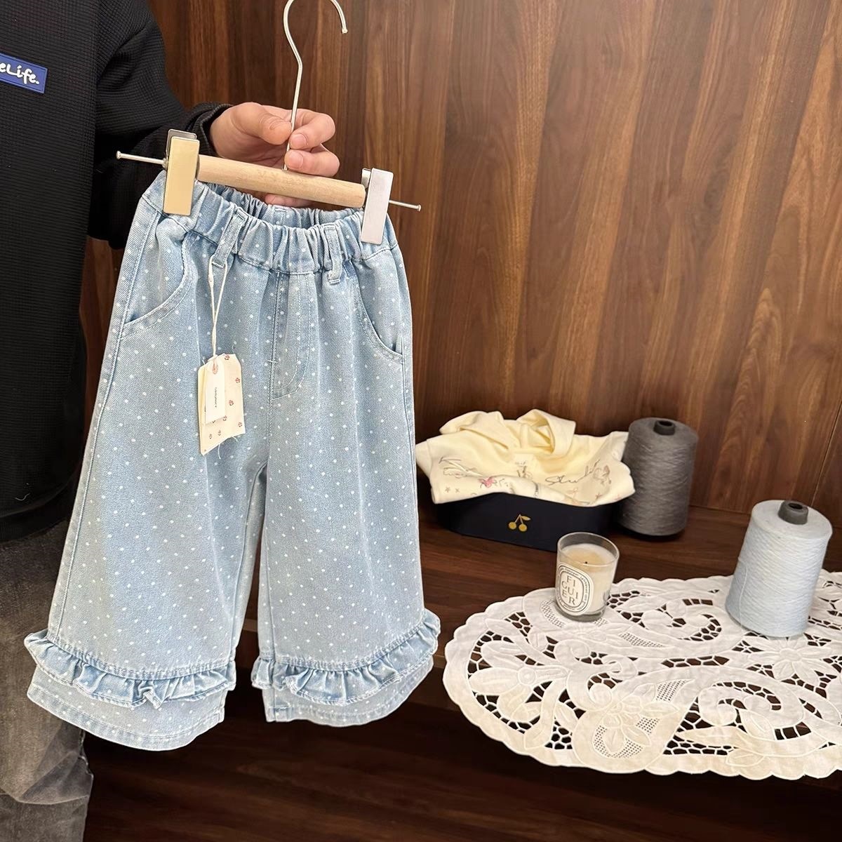 Fresh polka dot wide-leg jeans for baby girls, new spring style for 2026, elegant straight leg washed denim jeans.