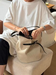 Shoulder bag, capacious universal one-shoulder bag