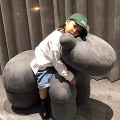 ネットレッドポニーチェア創意動物はソファーに座って子供用シートのポニーチェアを履き替えます。