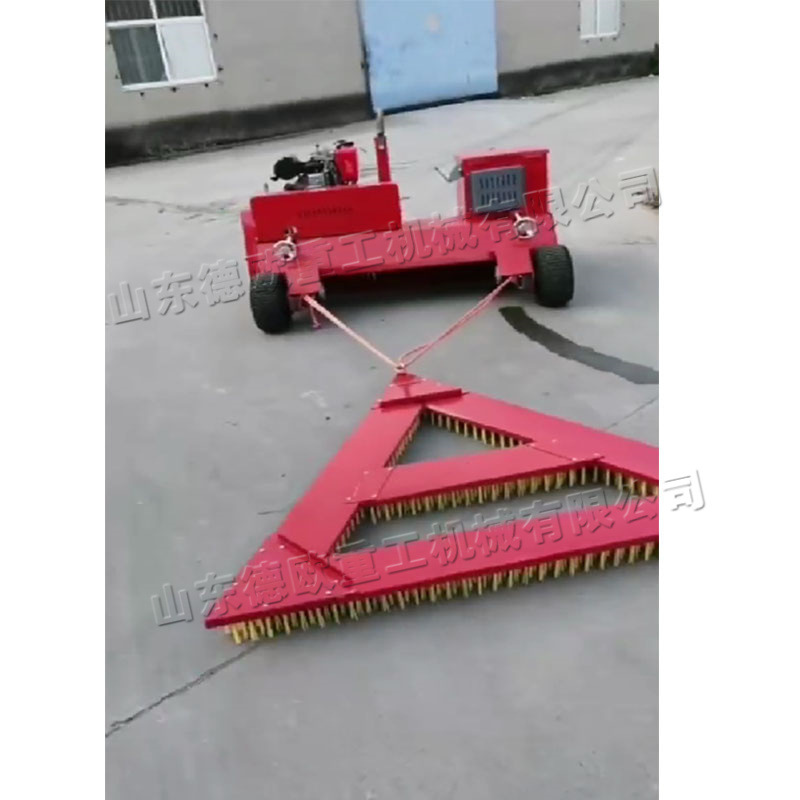 人造草坪自动梳丝机 柴油草坪梳草机 遥控式填充橡胶颗粒梳理机