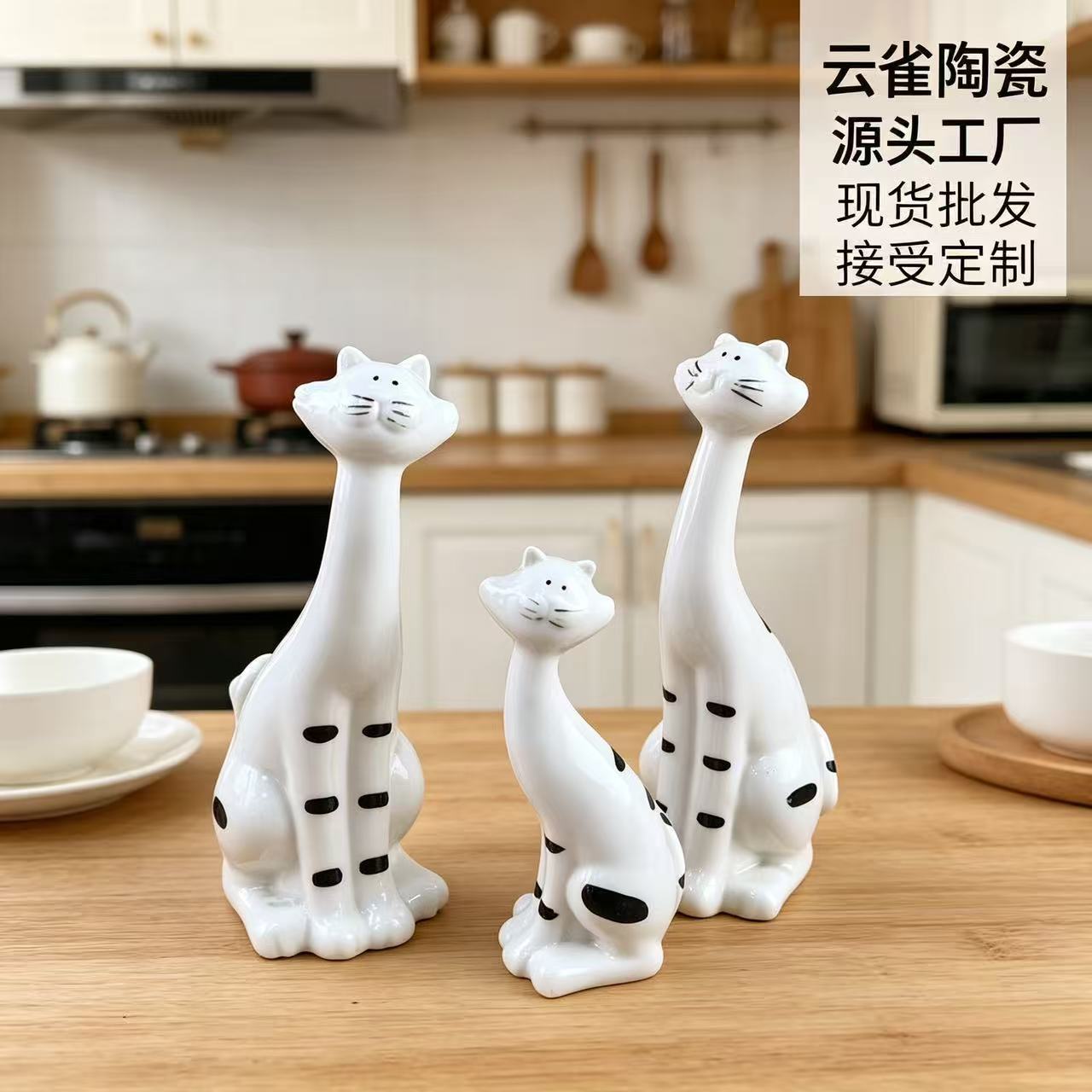Familia de tres personas porcelana blanca adorable gato creativo sala de estar gabinete de televisión decoración artesanal de cerámica combinación de gato pro