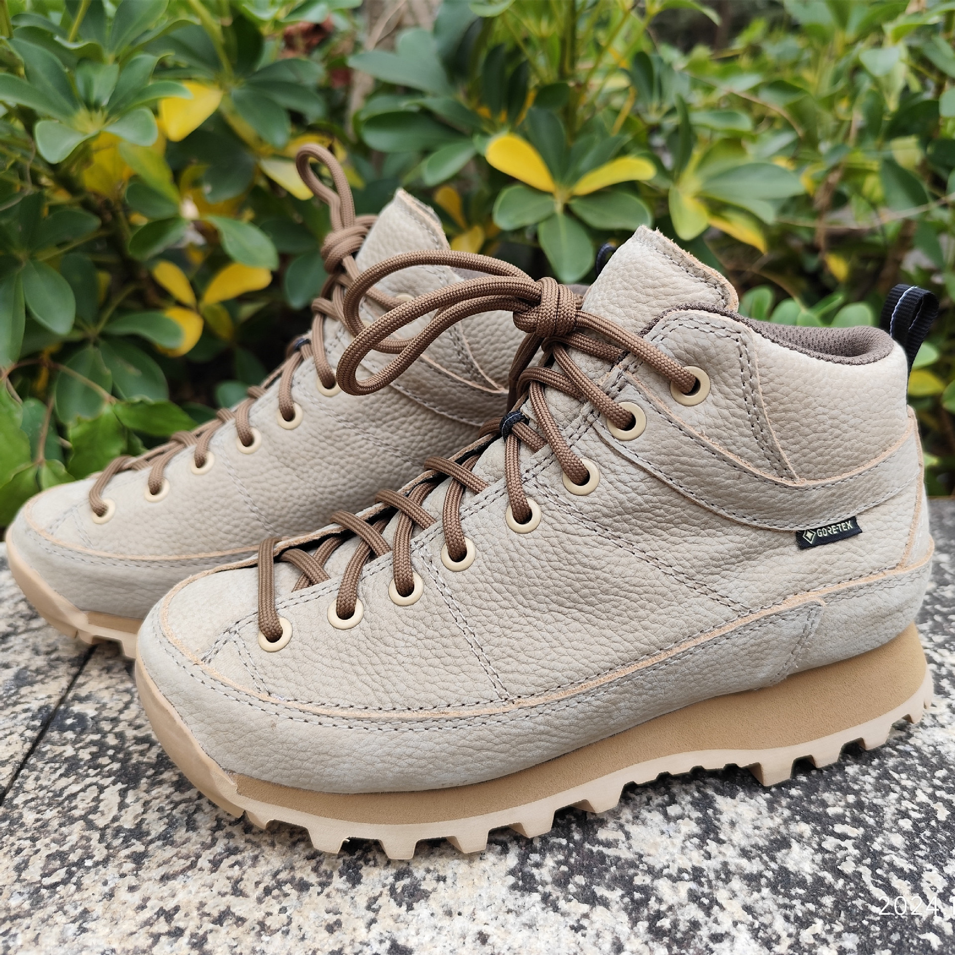 ShoeGlobe Dongwu Outdoor Factory Hiking Mountaineering Waterproof Men's Women's Genuine Leather Top Layer Cowhide Sports Shoes_voghion.com