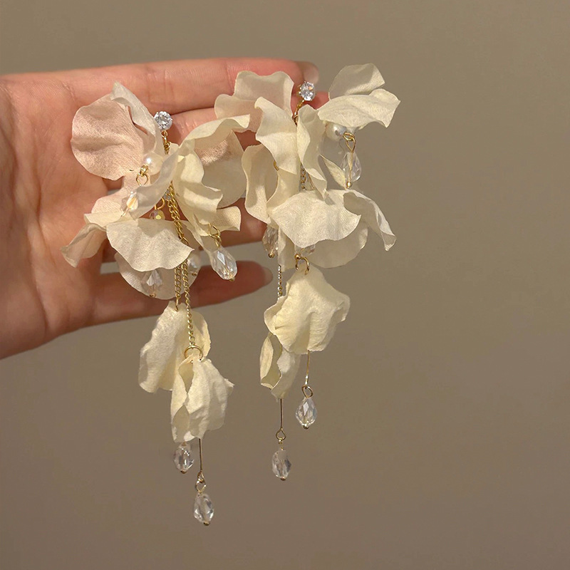 絶妙で軽い高級感のある白いビーズの花びらのロングスタイルのイヤリング、海辺のリゾートスタイルのハイエンドの新しいスーパーフェアリーイヤリング、女性用|undefined