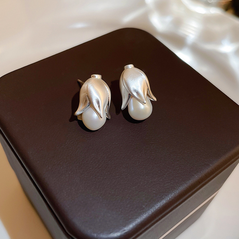 Aguja de plata diamantes geométricos aretes de perlas redondos ligeros de lujo de alta calidad pernos de orejas de estilo francés temperamento femenino orejas de nicho mayorista image 39