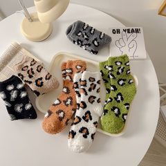 靴下の女性の中筒の靴下の豹の紋様の半分の絨毛の靴下のサンゴの絨毛の厚い保温の睡眠の靴下の卸売りのメーカー