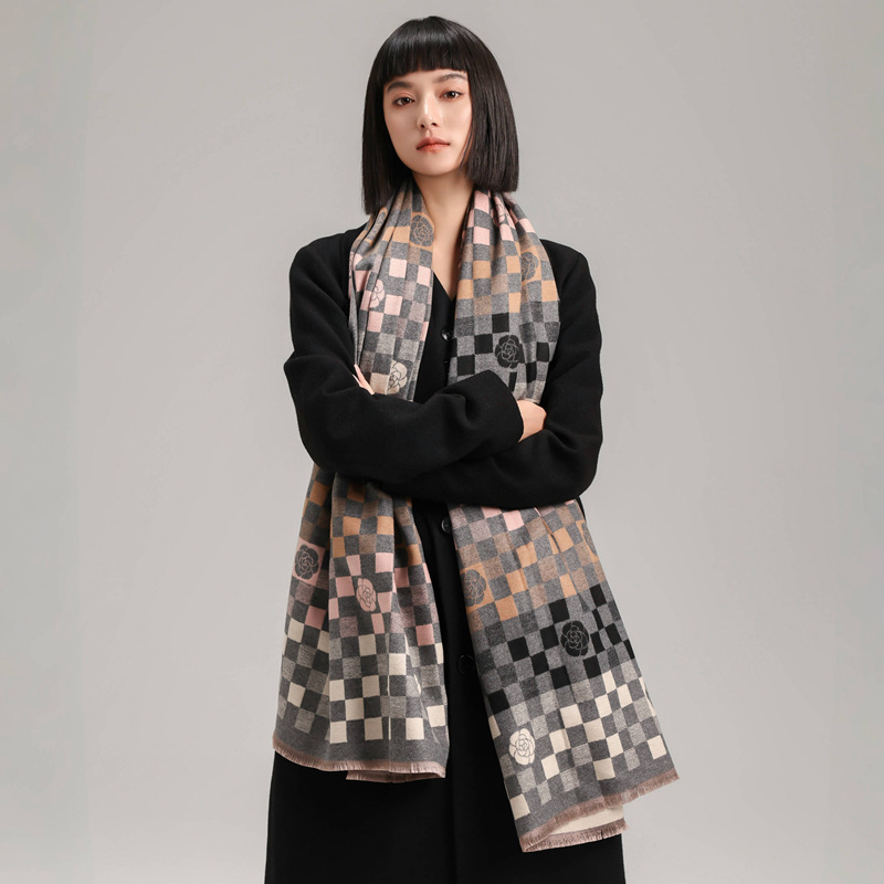 Tablero de ajedrez coreano Camellia decoración de moda imitación de cachemira damas bufandas cálidas de otoño y invierno aire acondicionado chal medio largo