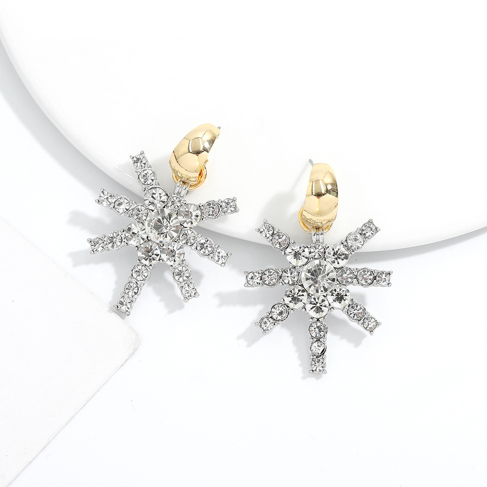 Exquisite Diamond Snowflake Earrings display picture 9