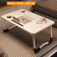 ベッドの上で小さい机を畳んで勉強します。