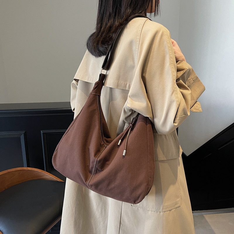 Suelo suave de gamuz de cautiverio 2024 nuevo color sólido de invierno gran capacidad simple de moda bolso de hombro bajo la axila