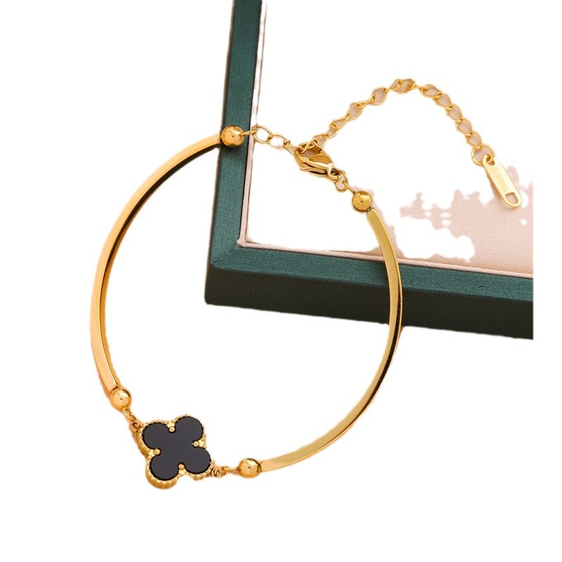 Venta caliente transfronteriza Trébol de cuatro hojas de la suerte, diseño simple y moderno, galvanoplastia al vacío de sentido avanzado, pulsera femenina de acero de titanio que no se desvanece
