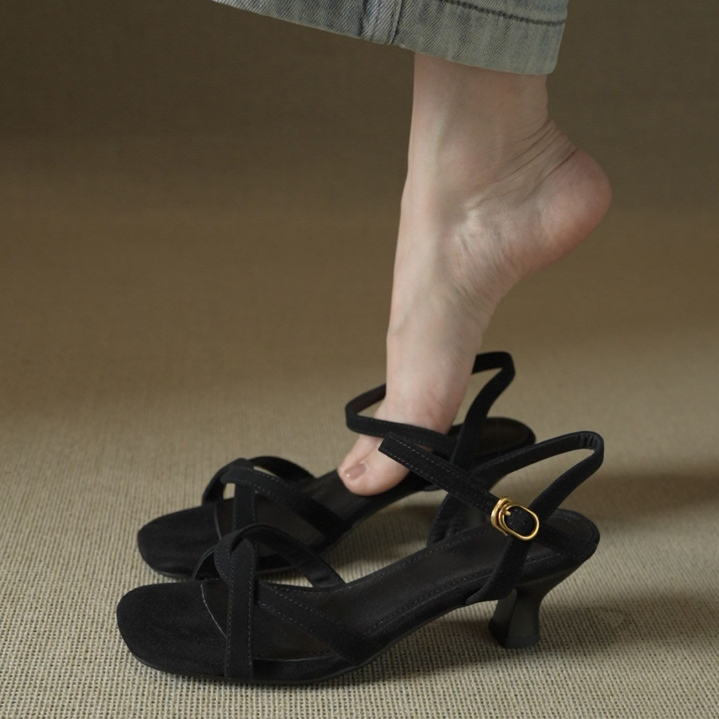 Sandalias de tacón retrógrado francesas para mujeres 2026 verano nuevo nicho de cabeza cuadrada con dedos fríos con sandalias