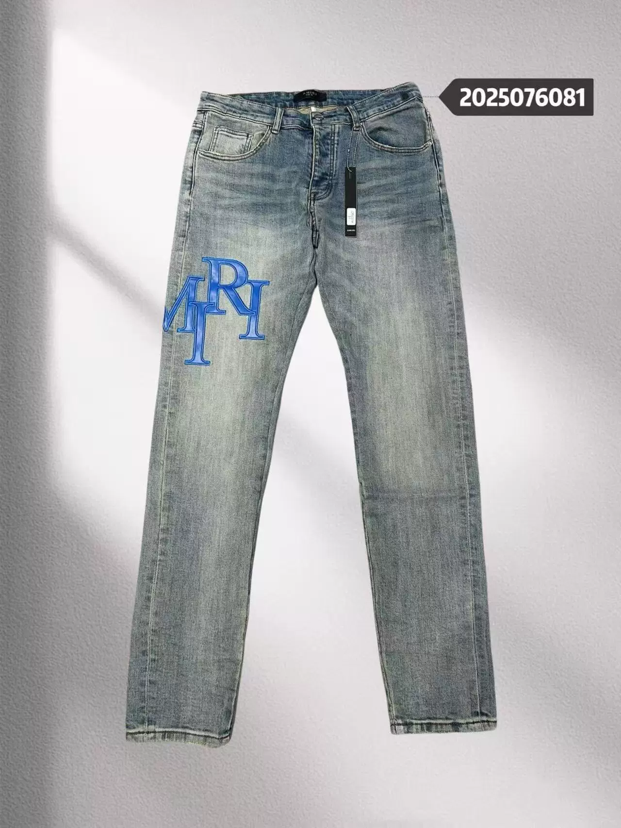 Джинсы (Jb amiri tide) с нашивками, узкий крой и эластичным низом, цвета 30–40