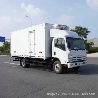 庆铃五十铃700P冷藏车 5.2米出口厢式冷藏 蔬菜食品保温车