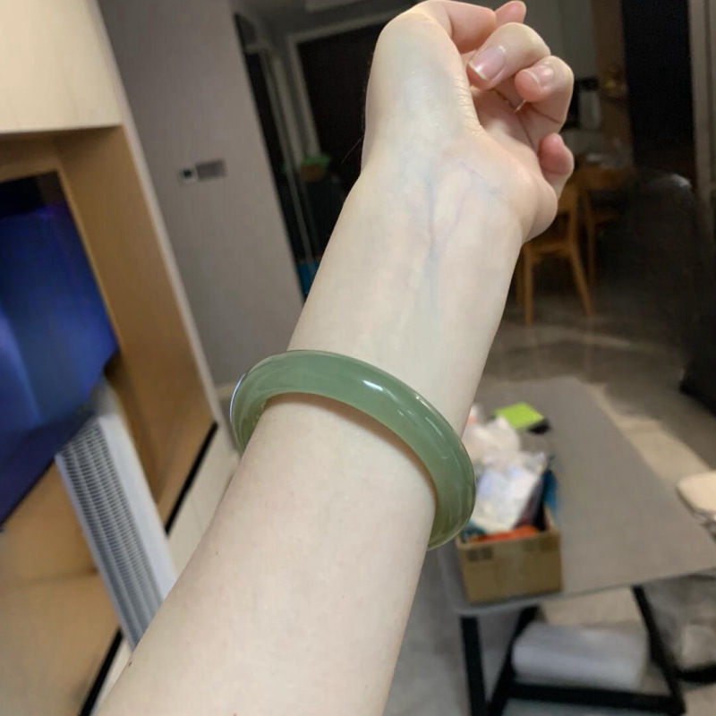 新疆と田玉湖水緑のブレスレットの女性のタイプの晴水の平条のアフガニスタンの青い白玉の茶色の天然の少女の玉の腕輪|undefined