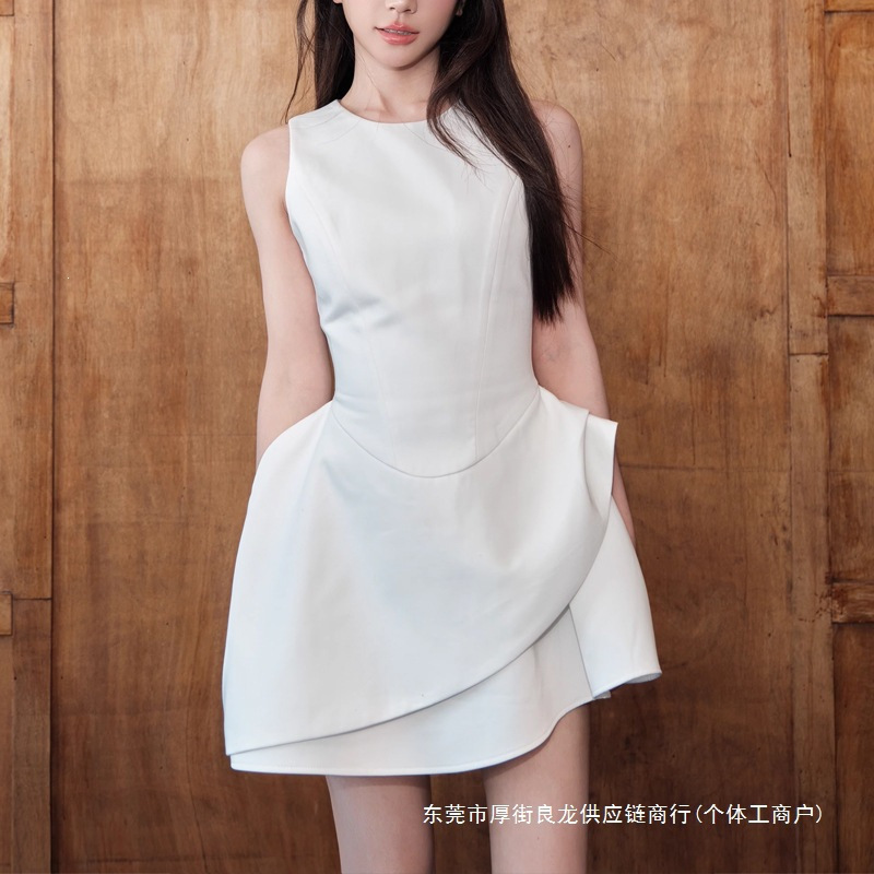 Irregularly Cut Sleeveless Dress with a Feminine Waist-Cinching Design and Slimming Effect, Featuring a Floral Bud Skirt Irregularly Cut Sleeveless Dress with a Feminine Waist-Cinching Design and Slimming Effect, Featuring a Floral Bud Skirt