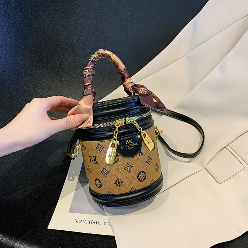 Women's 2023 New Fashion Trend Handbag, Classic Print Water Bucket Bag, Fortune Bucket Bag, Single Shoulder and Crossbody Bag