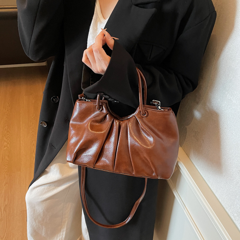 Este año popular nicho pliegue bolso de nube para mujeres 2025 nuevo retro textura casual portátil tote