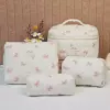 Белый фон, розовые бабочки