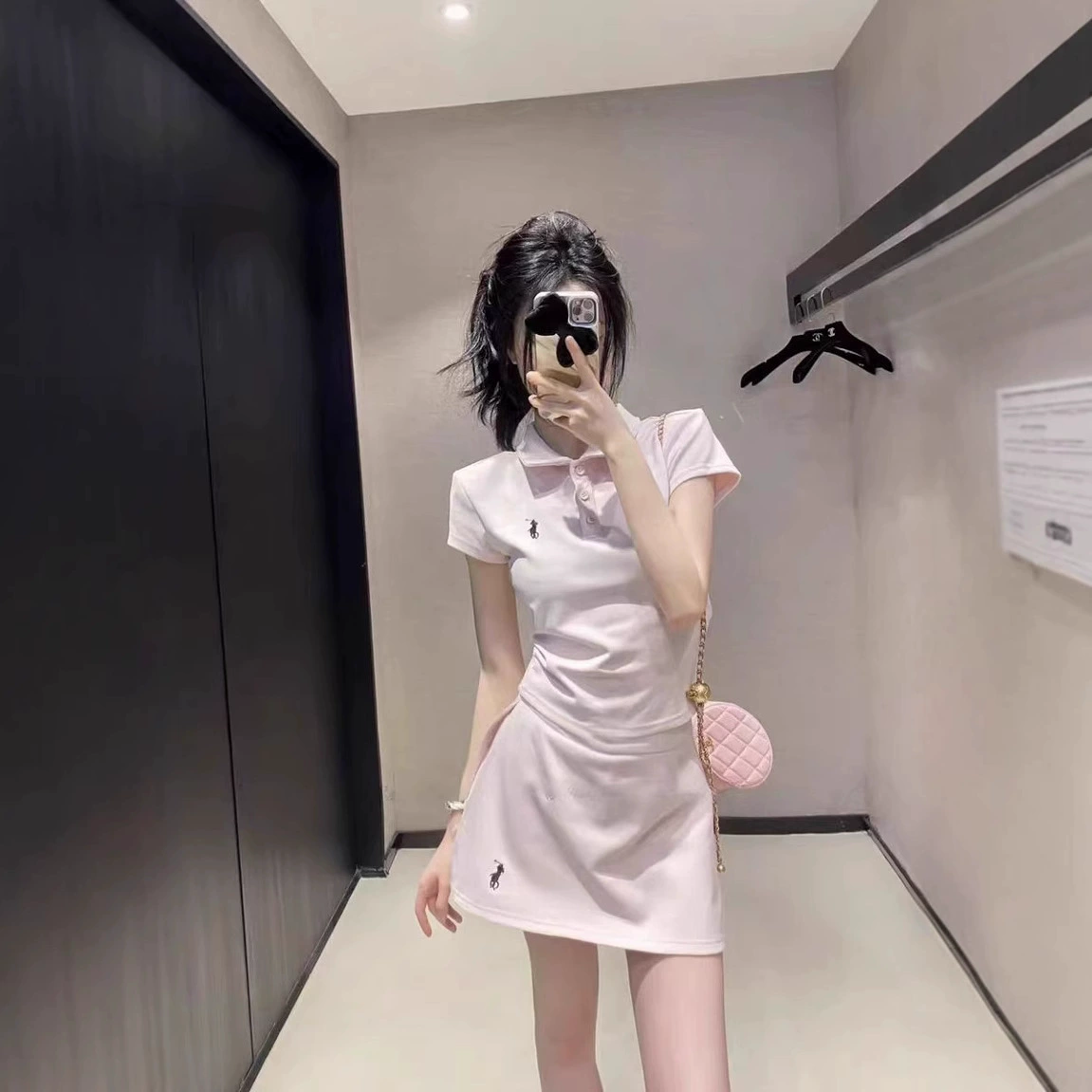 Европейские товары 2025: новый летний повседневный универсальный комплект из футболки с коротким рукавом и вышивкой пони и юбки с воротником-поло